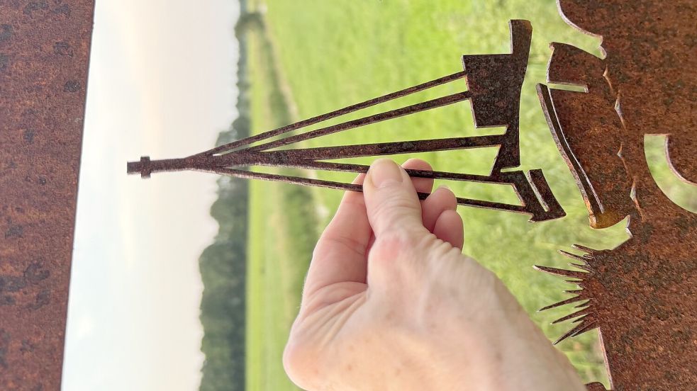 Beim Selfie-Point am Ostfriesland-Wanderweg beim Holter Schöpfwerkstief brachen Unbekannte den Aufbau des Torfschiffchens ab. Sabine Kreke von der Tourist-Info Rhauderfehn hat das fehlende Teil gesichert. Nun soll versucht werden, den Schaden zu reparieren. Foto: Gemeinde Rhauderfehn