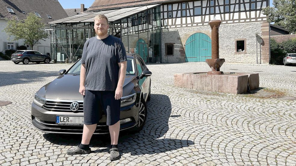 Sein Passat hat noch Leeraner Kennzeichen: Nach seinem Jobverlust im Emder VW-Werk zog Thomas Theermann 2019 nach Baden-Württemberg. Er lebt mit seiner Familie im Raum Stuttgart. Foto: privat