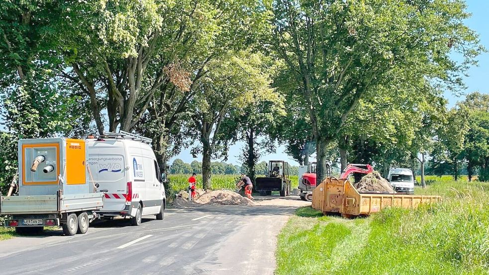 Für notwendige Arbeiten an der Backemoorer Straße musste die Kreisstraße voll gesperrt werden. Foto: Privat