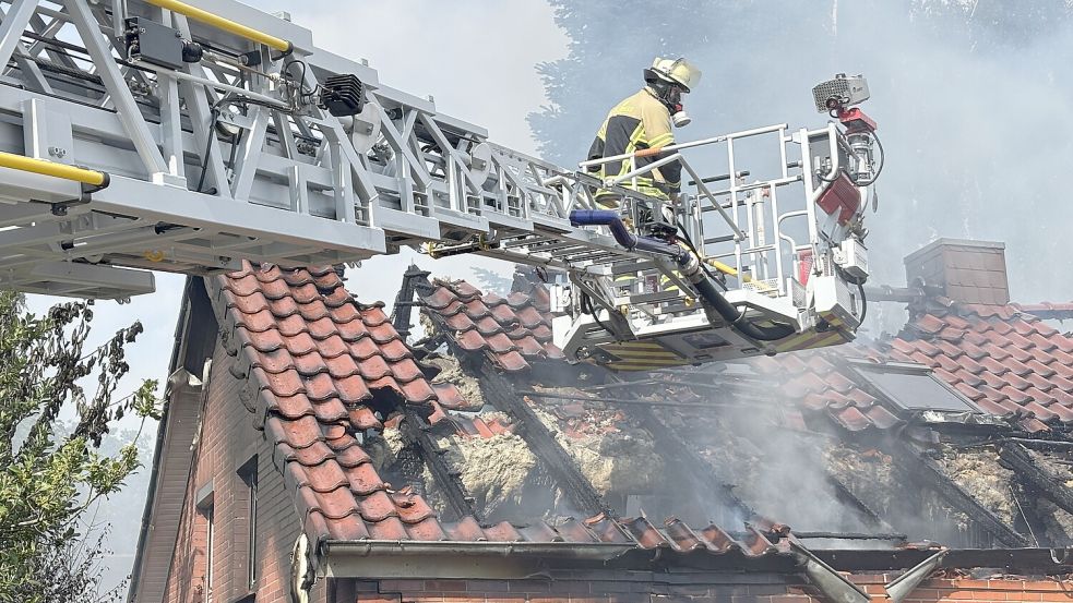 Auch die Drehleiter aus Leer kam bei dem Feuer in Ihrhove zum Einsatz. Foto: Carsten Ammermann