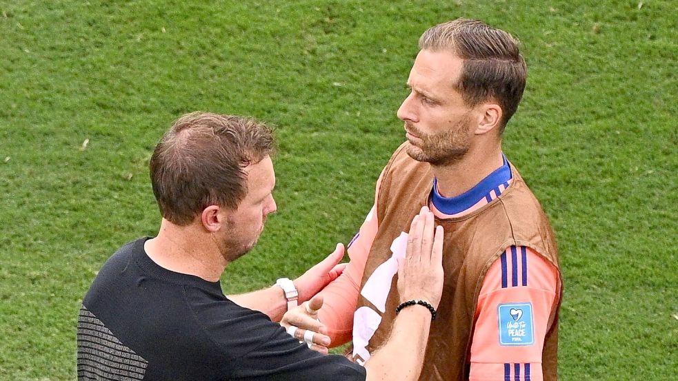 Haben alles geklärt: Ex-Bundestrainer Julian Nagelsmann (l) und Torwart Oliver Baumann. (Archivbild) Foto: Tom Weller/dpa
