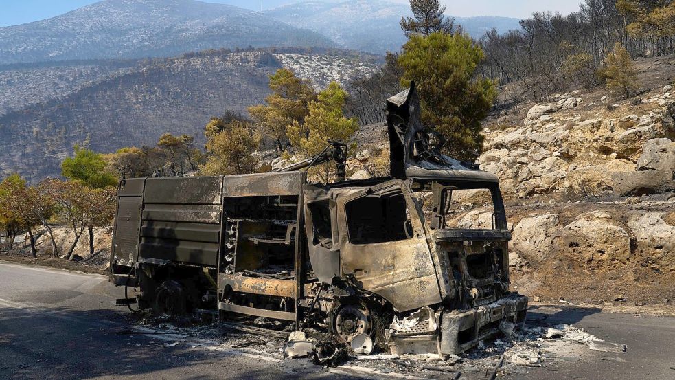 Es brennt nicht überall, aber auf einer großen Fläche an vielen verschiedenen Stellen. Foto: Petros Giannakouris