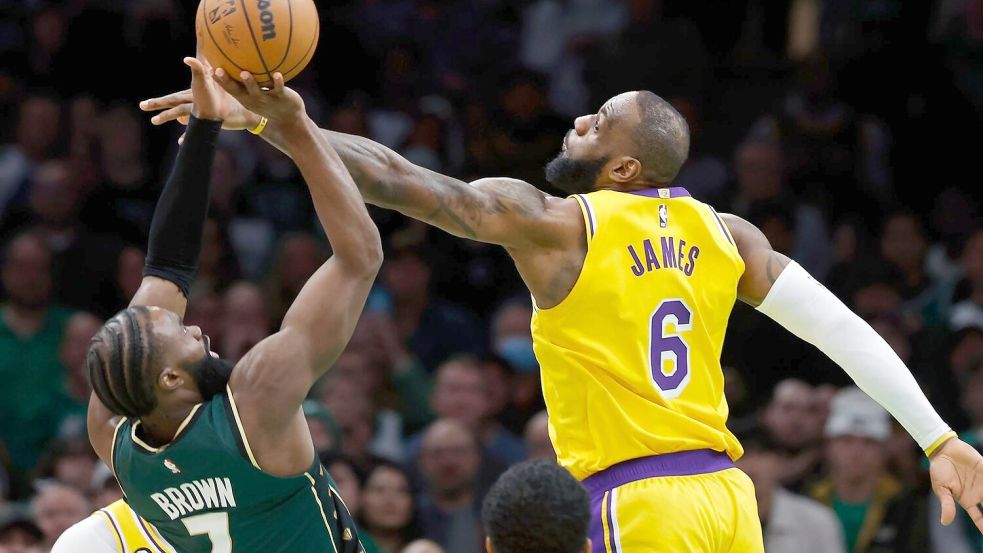 Lange Gegner, nun Kollegen: Jaylen Brown und LeBron James. (Archivbild) Foto: Michael Dwyer/AP/dpa