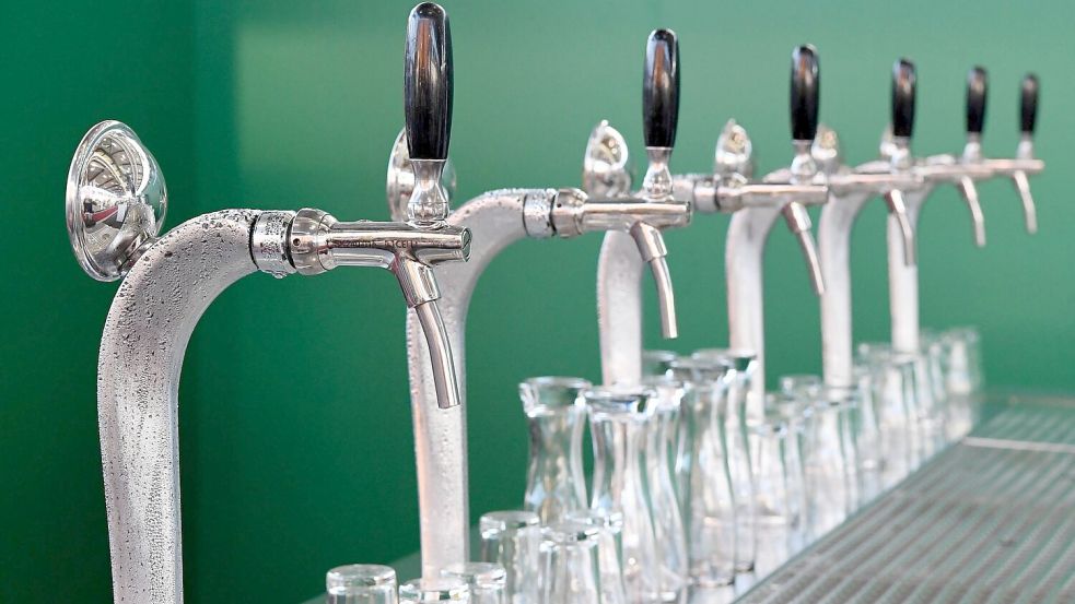 Bier verkauft sich nicht mehr so selbstverständlich wie früher. In der Folge schließen immer mehr Brauereien. (Illustration) Foto: Carsten Rehder