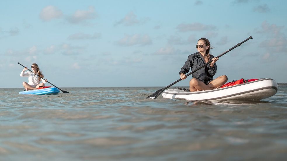 Paddeln auf dem SUP-Board geht auch im Sitzen. Auf der Nordsee ist das für Amateure auch sicherer... Foto: Pixabay