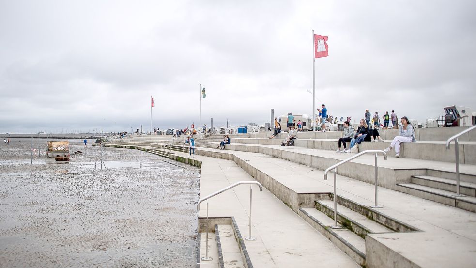Die Meeresterrasse der neu gestalteten Strandpromenade in Norddeich. Foto: dpa