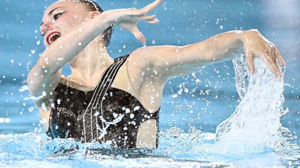 Die deutsche Kunstschwimmerin Klara Bleyer gewann EM-Bronze in der Technischen Kür des Solowettbewerbs. Foto: Julien De Rosa/AFP/dpa
