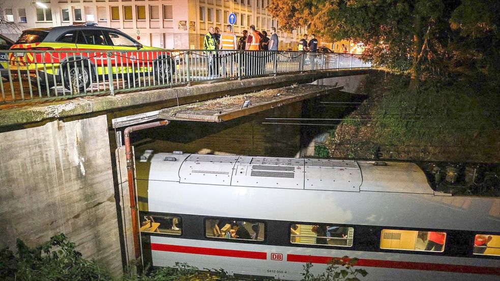 In Schwelm stürzte ein Baum auf die Oberleitung. Foto: Alex Talash/dpa