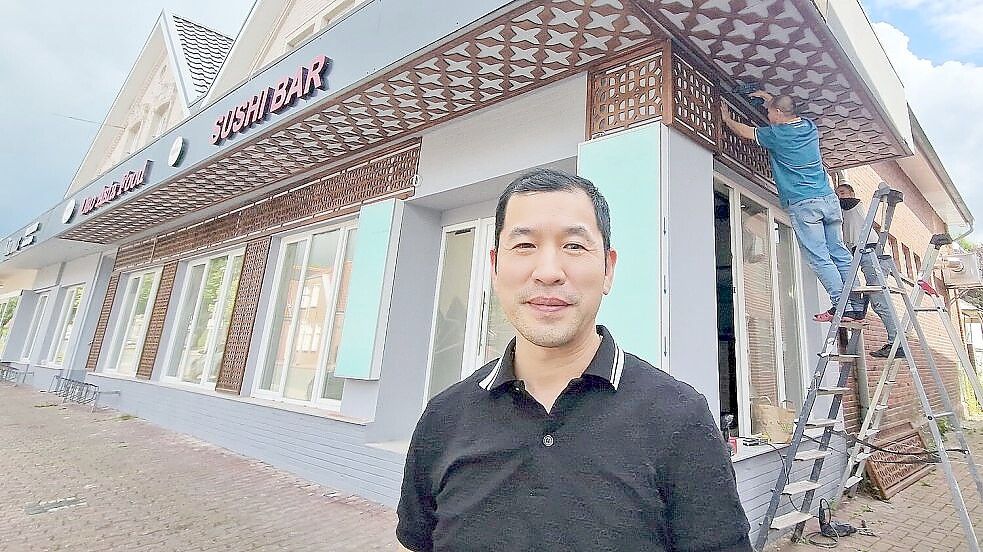 Tien Cuong Nguyen wartet mit der Eröffnung seines Lokals in der Neuen Straße in Weener, bis die Sanierung der L 31 abgeschlossen ist. Foto: Tatjana Gettkowski/Archiv