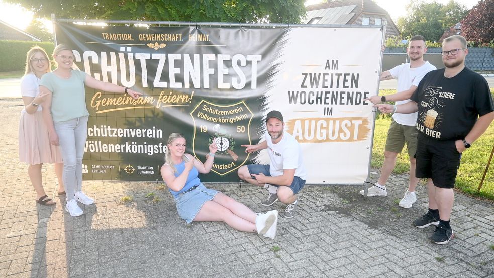 Die Vorarbeit ist geleistet. Jetzt freuen sich das Orgateam des Schützenverein Völlenerkönigsfehn und Festwirt Florian Sangen auf das am Wochenende anstehende Schützenfest. Das Foto zeigt (von links) Vanessa Stillbauer, Nina Siebrands, Amke Bokelmann, Festwirt Florian Sangen, Marcel Davids und Tino Bley. Foto: Holger Weers