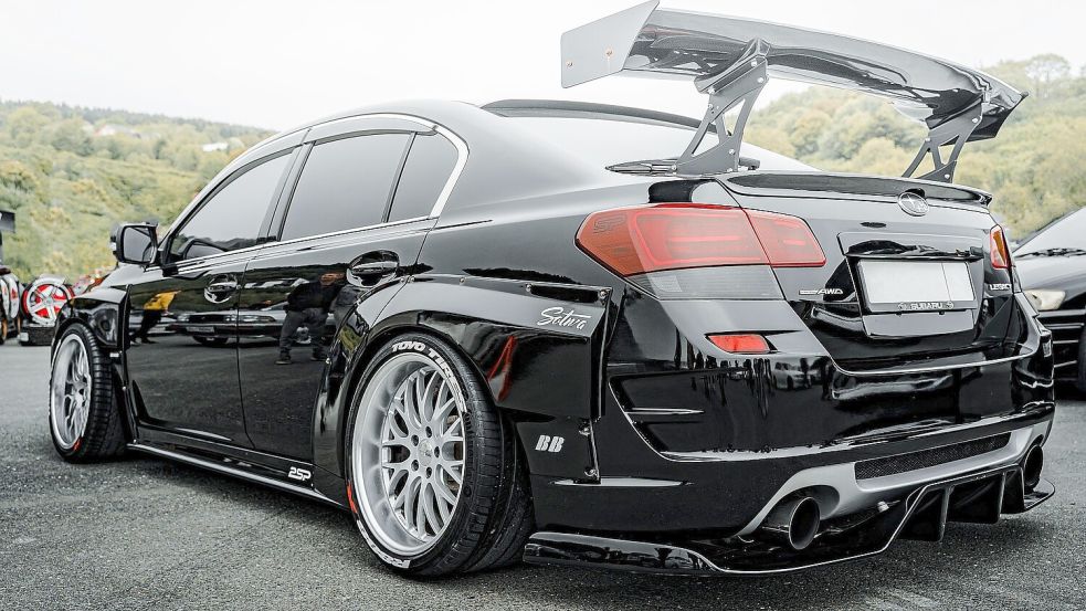 Tiefer, breiter, lauter: Auch eine brave Familienlimousine wie der Subaru Legacy lässt sich dank Tuningzubehör in einen Straßensportwagen umbauen. Ob extreme Tieferlegungen und martialische Heckspoiler sein müssen, ist letztlich eine Geschmacksfrage – und vielleicht auch eine Charakterfrage. Foto: Pixabay