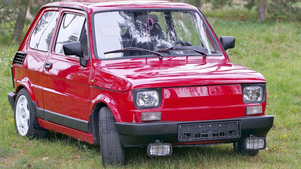Auch für Kleinwagen und Oldtimer gibt es Produkte imZubehörhandel: Dieser Fiat 126 (Produktionszeitraum 1972 bis 2000) wurde durch andere Felgen, eine Tieferlegung des Fahrwerks, eine geänderte Frontstoßstange und Zusatzscheinwerfer dezent „aufgepimpt“. Foto: Pixabay