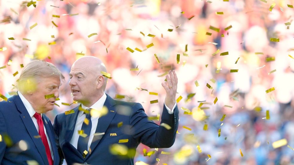 Also bei der WM-Siegerehrung haben Donald Trump und Gianni Infantino (r) noch miteinander gesprochen. (Archivbild) Foto: Jacquelyn Martin