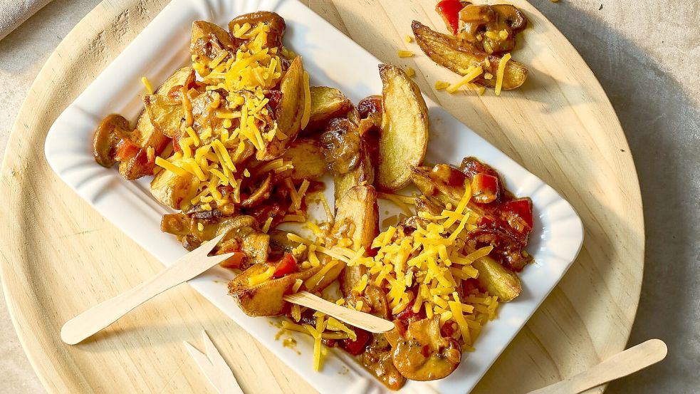 Der kanadische Klassiker Poutine wird in einer vegetarischen Variante neu interpretiert. Foto: KMG/die-kartoffel.de
