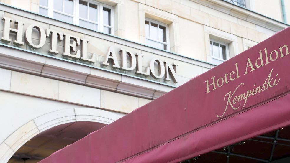 Das Hotel-Adlon soll verkauft werden. (Archivbild) Foto: Jörg Carstensen