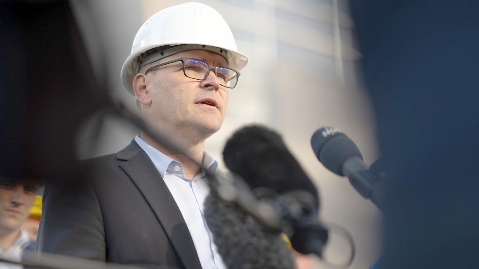 Wäre sicher auch bei VW Emden ein gern gesehener Gast: Grant Hendrik Tonne (hier bei einem Pressestatement auf der Meyer Werft). Foto: Izabella Mittwollen/dpa/Archiv