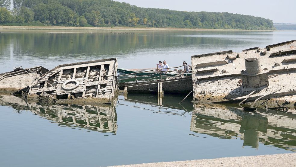 Die Niedrigwasser führende Donau legt in Serbien die Wracks von Kriegsschiffen der Nazi-Marine frei. Foto: Darko Vojinovic