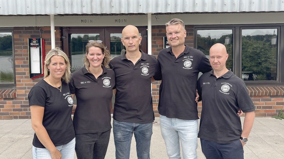 Carolin Tirrel (von links), Heike und Stefan Schüür, Michael Tirrel und Jannes de Buhr von den Smokerfreunden Moormerland übernehmen das Restaurant zum Jümmesee. Auf dem Bild fehlen Marco Kruse, Matthias Wehldreyer, Matthias Schmidt und Sven Dunker. Foto: Lars Löschen
