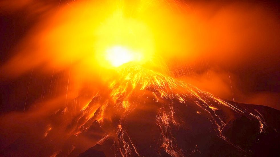 Aus dem Krater des Feuervulkans fließt Lava. Foto: Moises Castillo