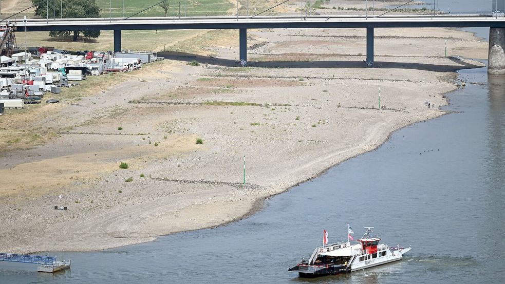 Für den Schiffsverkehr wird der niedrige Wasserstand im Rhein zunehmend zum Problem. Foto: Federico Gambarini