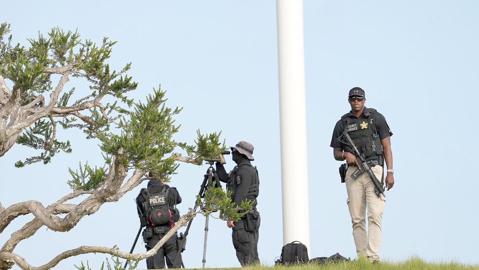 Beamte des Secret Service, der für die Sicherheit des Präsidenten zuständig ist, sichern den Trump National Golf Club im Großraum Los Angeles. Foto: Mark Schiefelbein