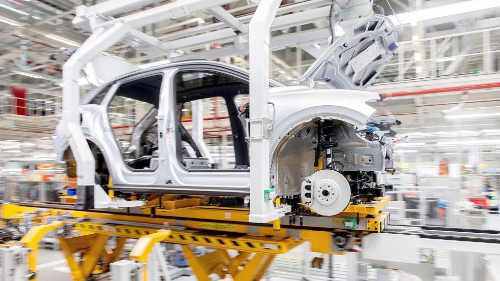 Die deutsche Autoindustrie schaut positiver in die Zukunft. (Symbobild) Foto: Hauke-Christian Dittrich