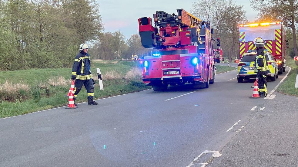 Großeinsatz an der Langholter Straße (L 30) in der Gemeinde Rhauderfehn am Abend des Ostersonntag 2025. Foto: Marion Janßen/Archiv