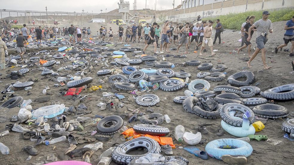 Mit Kinderschwimmflügeln und Lkw-Schläuchen ins offene Meer: In den Wellen wurden die provisorischen Hilfsmittel vielen Menschen zur tödlichen Falle. Foto: dpa/Marcos Moreno