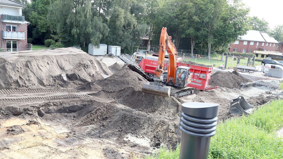 Die Arbeiten für die Anlegung des Bürgerparks im hinteren Bereich des neuen Rat- und Bürgerhauses laufen auf Hochtouren. Foto: Hans Passmann