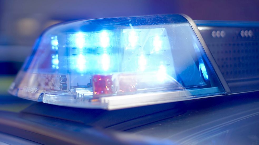 Mit Aufnahmen aus dem Bus fahndet die Polizei Bremen nach zwei Männern, die einen 26-Jährigen an der Willigstraße ausgeraubt haben sollen. Foto: Werner Scholz