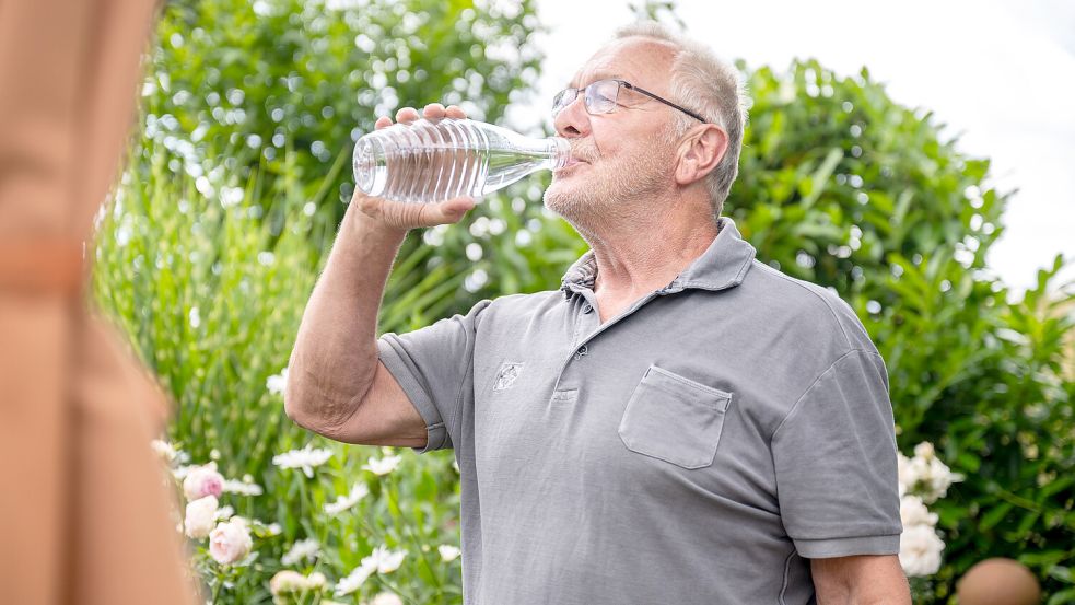 So widersprüchlich es auch klingt: Viel trinken kann dabei helfen, Wassereinlagerungen loszuwerden. Foto: dpa-tmn