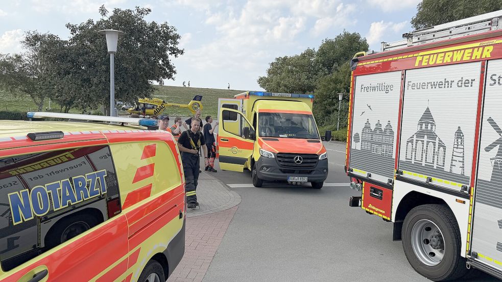 Zu einem medizinischen Notfall wurde auch ein Hubschrauber gerufen. Fotos: Feuerwehr Norden/Timo Müller, Karsten Eilers, Wilko Bruns, Thomas Weege
