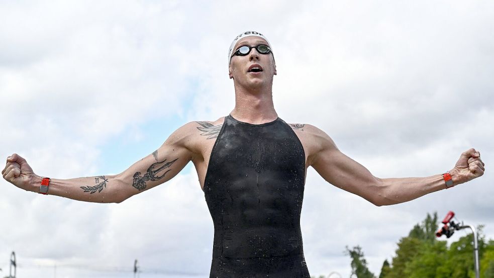 Florian Wellbrock feiert seinen zweiten EM-Titel im Freiwasserschwimmen. Foto: Julien De Rosa/AFP/dpa