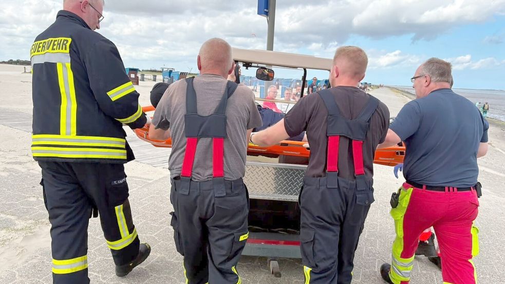 Um den Patienten zum Rettungswagen zu transportieren, kam ein Golfcart zum Einsatz. Foto: Ole Caspers/Feuerwehr