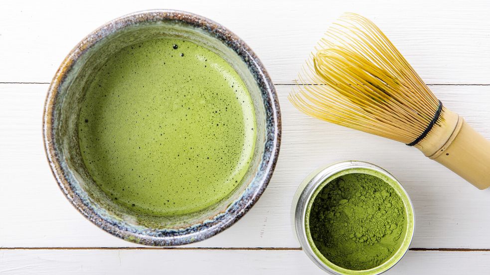 Iced Matcha Latte begeistert als grüner Trenddrink. Foto: Ronnefeldt/dpa-tmn