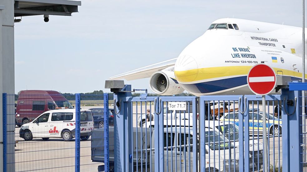 Eine ukrainische Frachtmaschine vom Typ Antonow steht am Leipziger Flughafen. Foto: Hendrik Schmidt/dpa