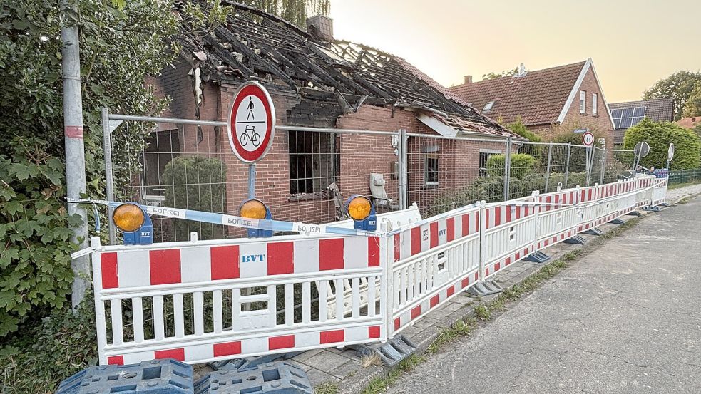 Die Polizei hat das Gebäude, das durch ein Feuer völlig zerstört wurde, beschlagnahmt. Foto: Carsten Ammermann