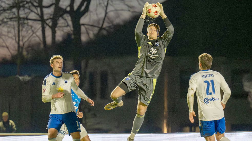 Felix Göttlicher (links), Keeper Moritz Schulze und Tido Steffens haben Kickers Emden verlassen. Foto: Imago