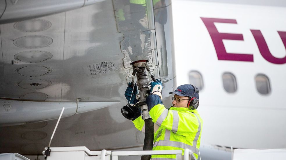 Das Luftfahrtbundesamt soll künftig die Tank-Regeln für Flugzeuge überwachen. (Archivbild) Foto: Christoph Schmidt