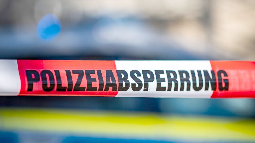 Die Polizei hat den umliegenden Bereich gesperrt und evakuiert. Symbolbild: dpa/ David Inderlied