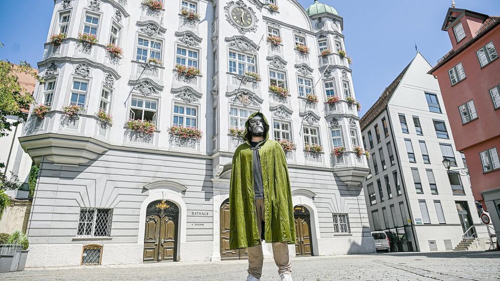 Oberbürgermeister Jan Rothenbacher wirbt als Bösewicht „Doctor Doom“ dafür, dass der nächste Marvel-Film in Memmingen Premiere feiert. Foto: Jason Tschepljakow/dpa