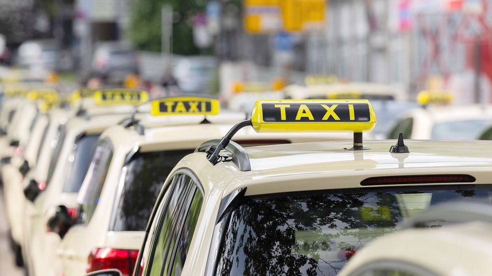 Die Taxibranche kämpft seit Jahren gegen den Wettbewerb durch Mietwagenplattformen wie Uber oder Bolt. (Archivbild) Foto: Rolf Vennenbernd
