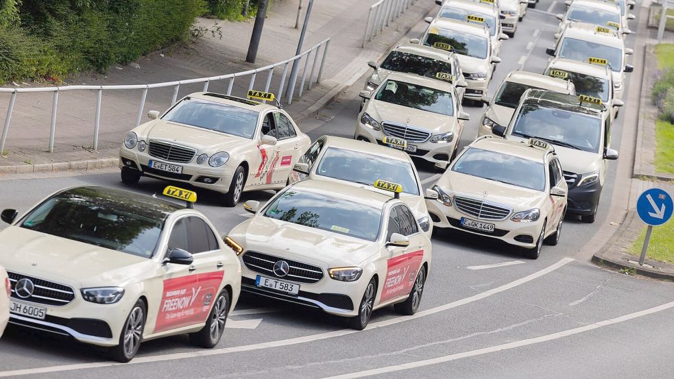 Die Taxibranche fordert Mindestpreise für die Mietwagenplattformen. (Archivbild) Foto: Rolf Vennenbernd
