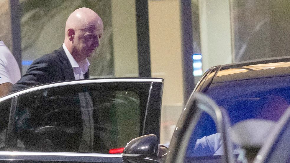 Infantino verlässt das Stadion. Foto: STR