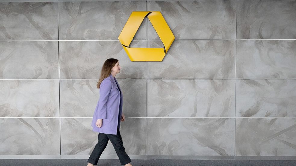 Wollte die Eigenständigkeit der Commerzbank retten und sucht nun das Gespräch mit der Großaktionärin Unicredit für eine gemeinsame Lösung: Commerzbank-Chefin Bettina Orlopp. (Archivbild) Foto: Boris Roessler