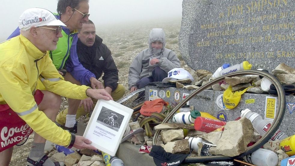 Ein Gedenkstein erinnert an den Tod von Tom Simpson bei der Tour de France. (Archivbild) Foto: picture alliance / dpa