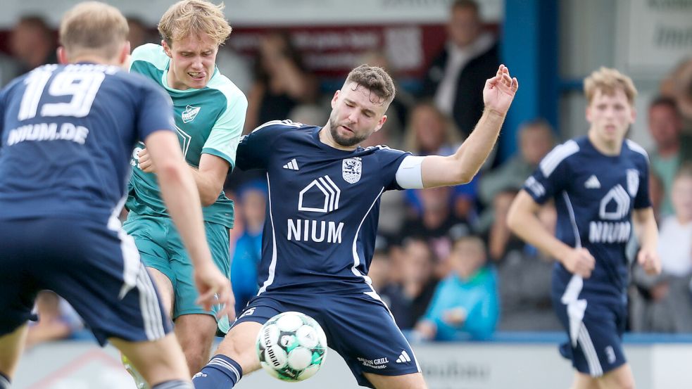 Eike Brungers (rechts) und Tristan Darsow (links) standen sowohl beim Ostfriesland-Cup-Finale als auch beim Bezirkspokalspiel in der Startelf. Foto: Jens Doden/ Emden