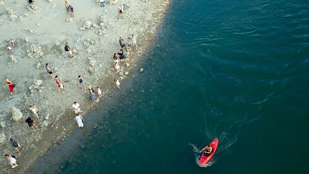 Das Niedrigwasser der Donau legt Inseln frei. Foto: Bela Szandelszky