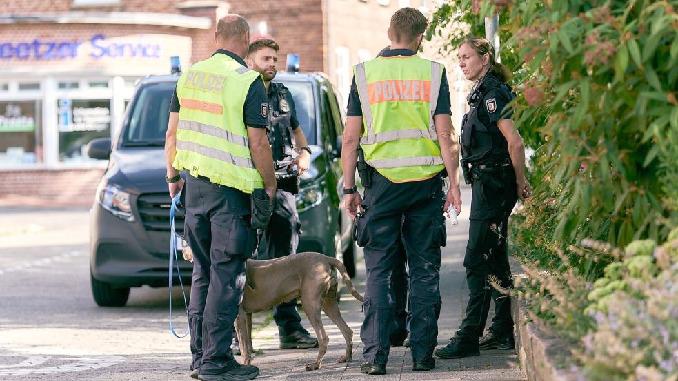 Zahlreiche Einsatzkräfte und auch Hunde waren an der Suche beteiligt. Foto: Marcus Golejewski