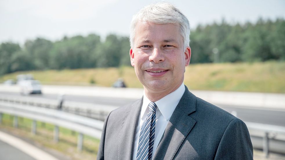„Wenn der Verkehr auf der Wasserstraße Rhein komplett zum Erliegen kommen sollte, dann müssen wir schauen, wie wir auf die Straße oder auf die Schiene ausweichen können“, meint Verkehrsminister Steffen Bilger. (Archivbild) Foto: Daniel Vogl